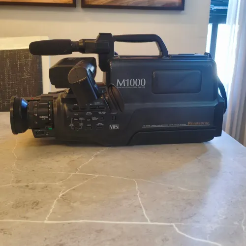 Filmadora Panasonic M1000 VHS, modelo NV-M1000PX, fabricada no Japão em janeiro de 1991
