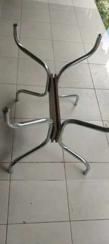 Mesa de cozinha ou jantar em vidro e suporte em aço e madeira moderna e compacta