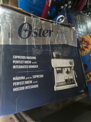 Cafeteira Oster com moedor 127v