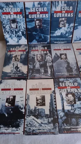 Coletânea de 14 filmes de documentários em fita vhs. Um Século de Guerras...