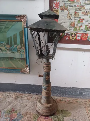 Luminária representando um poste com cabo de madeira sem fiação 