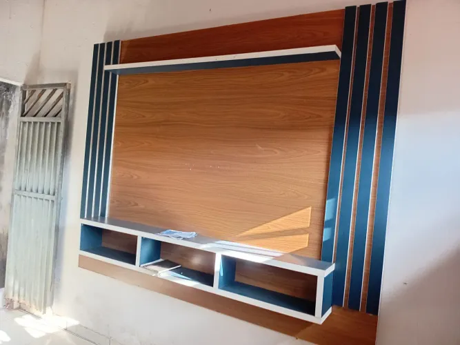 Vendo esse painel bem grande de MDF pega TV de até 75 polegadas..