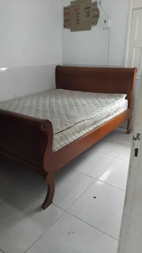 Cama de madeira e mogno