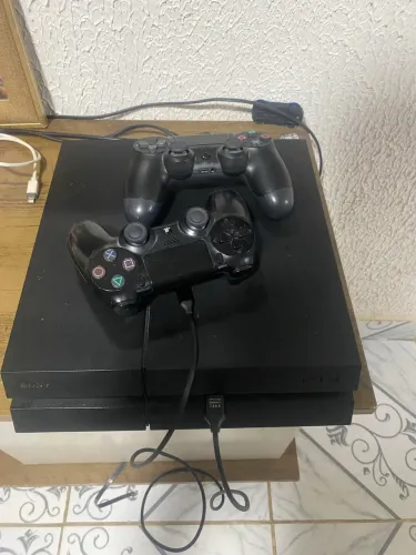 Vendo ps4 fat sem defeito e 2 controles um original e uns jogos
