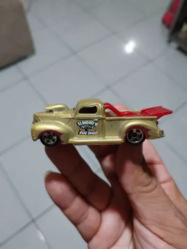 Hot Wheels '40 Ford Pickup dourado