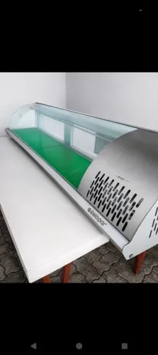 Oportunidade única. ( Estado de NOVA) Vitrine refrigerada GELOPAR. MAIOR DA SÉRIE 2,10m