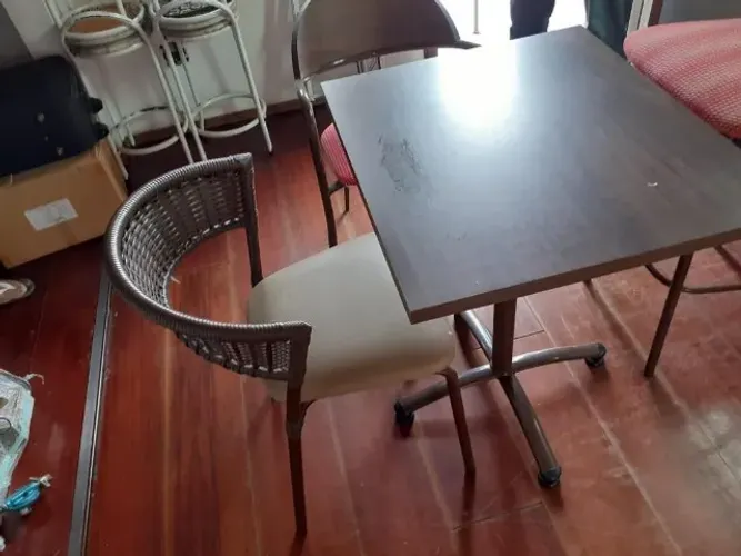 Mesa e cadeira 