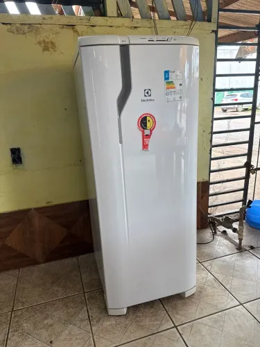 Vendo essa geladeira Electrolux praticamente zero pouquinho tempo de uso