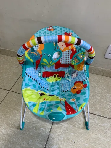 Cadeirinha de Descanso Vibratória para Bebê com Arco de Brinquedos.