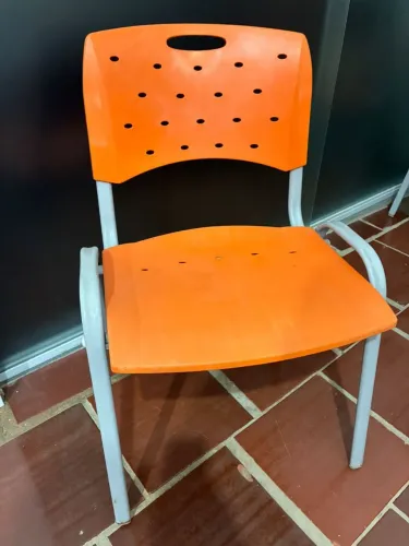 Cadeira de plástico reforçada com armação de metal . Tenho 17 cadeiras.