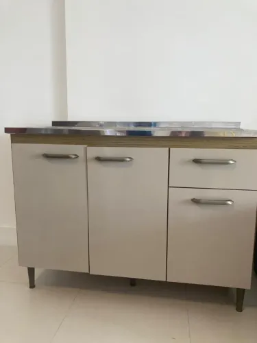 Balcão de cozinha com tampo em inox