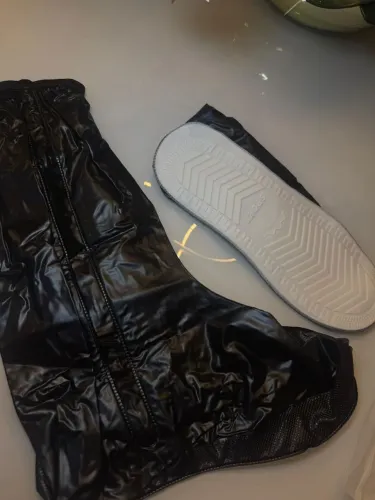 Ótima capa para proteção do seu calçado para moto boy etc aproveite 