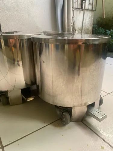 Lixeira em Aço Inox com Pedal e Rodinhas - 60 Litros - R$ 400,00