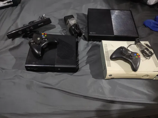 Lote de consoles xbox360 FAT,xbox360 super slim e Xbox one FAT todos com defeitos!