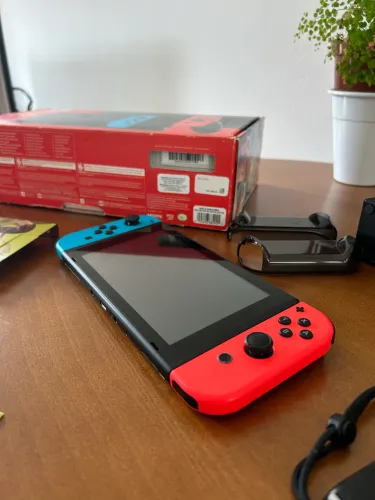 Nintendo Switch V2 Desbloqueado Chip com 2 Controles + Caixa Completa
