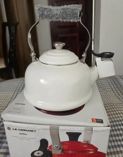 Le Creuset Chaleira com Apito Cotton - 25 cm altura e 21 cm largura - 1,7 kg - 1,6 Litros.