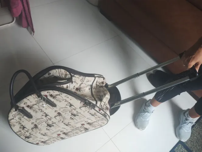 Mala -bolsa com puxador