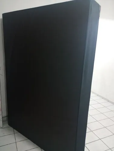 Base de cama de casal da cor preta,em ótimo estado de Detalhes: não possui os pés.Chama