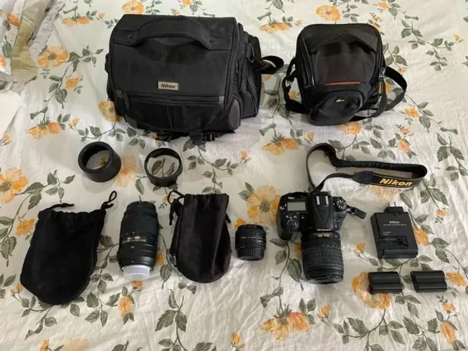 Máquina fotográfica e acessórios
