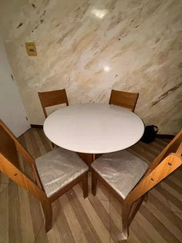 Mesa com 4 cadeiras à venda - R$ 800