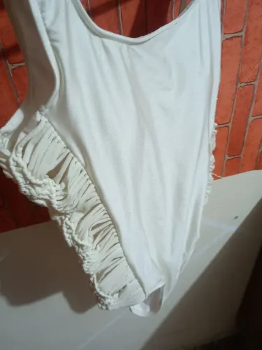 Vendo um body branco,modelo bonito e moderno