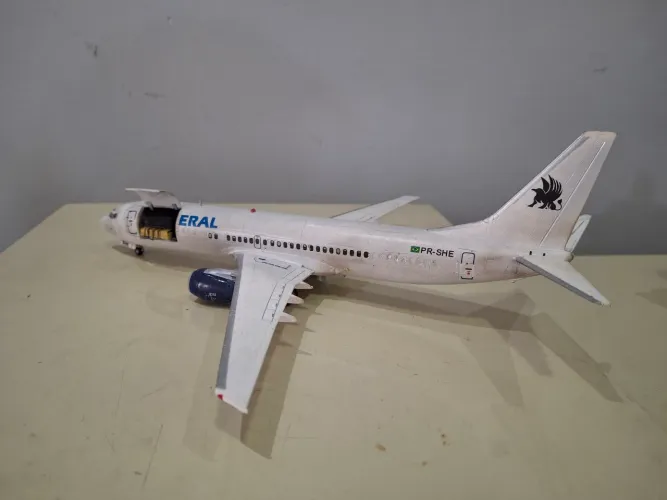 Plastimodelismo avião Boeing 737-300 da Sideral. Escala 1:144.