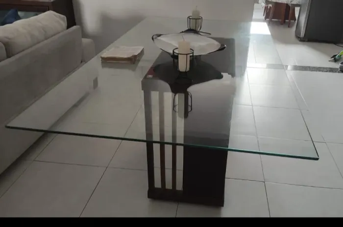 Mesa de Jantar de Madeira com Tampo de Vidro