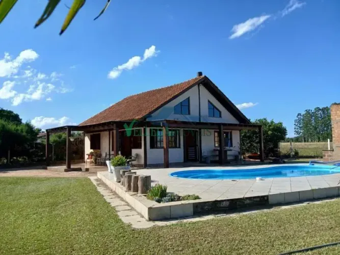 Velleda oferece espetacular sítio em condomínio com casa estilo chalé e terreno arborizado