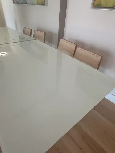 Mesa de madeira multilaminada com vidro laqueado branco artefacto