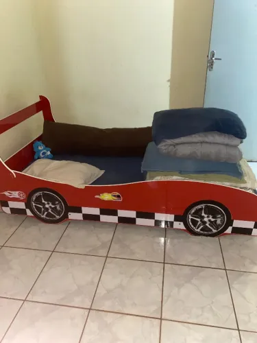 Cama de solteiro infantil de carro