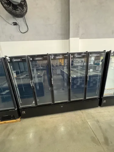 AUTO SERVICO VANGUARD RESFRIADOS 5 PORTAS PRETA - PRETO INTERNO Pronta entrega