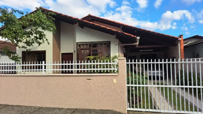 Casa com piscina e boa localização