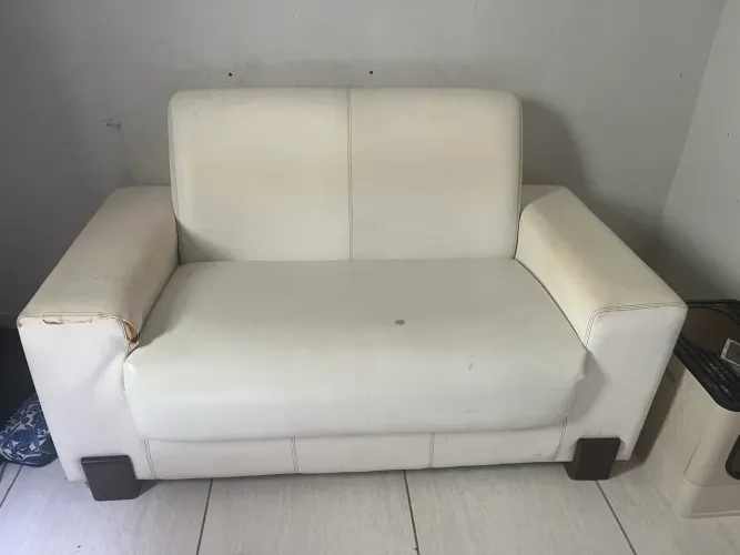 sofa couro branco antigo