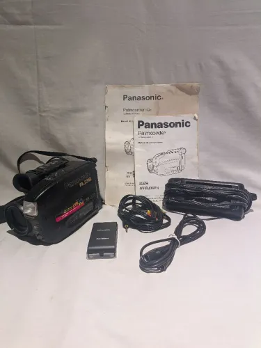 Filmadora Panasonic NV-RJ36 VHS-C Antiga - Liga / C/ Carregador e Bolsa (P/ Reparo)