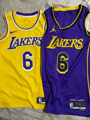 Duas Regatas Lakers nº 6 oficiais - Ambas tamanho M, USADAS. Ler anúncio