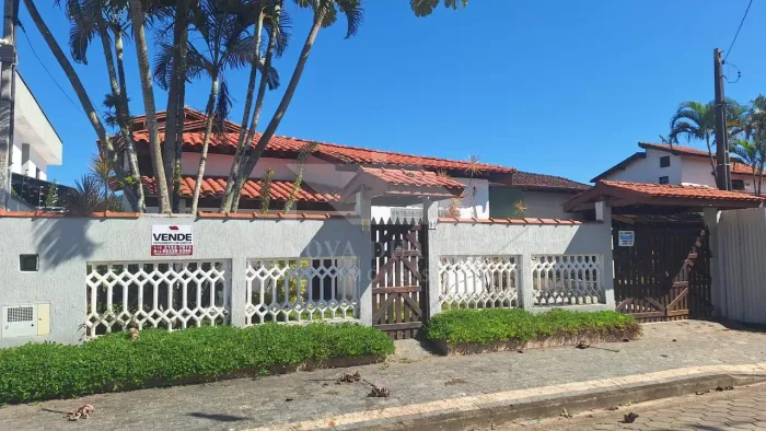 Casa à venda com piscina e espaço gourmet no Recanto Som do Mar, em Caraguatatuba - SP