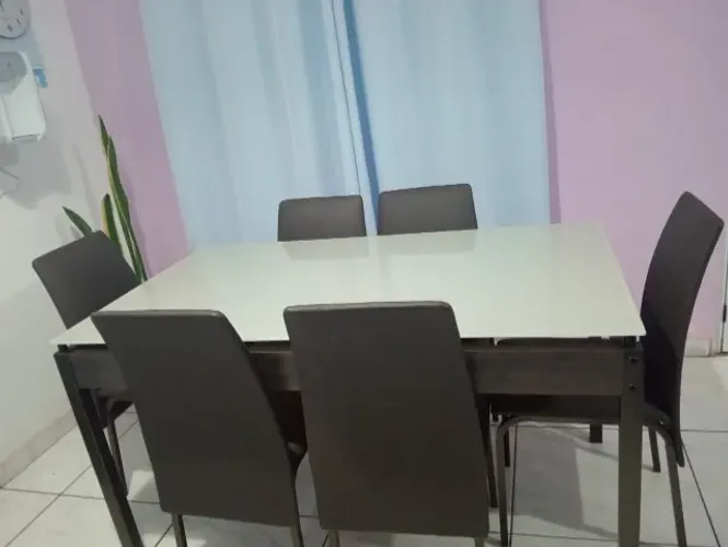 Mesa de jantar quadrada com 6 lugares grande