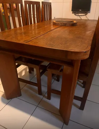 Mesa rústica de jatobá com seis cadeiras