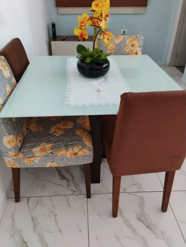 Mesa de jantar com 4 cadeiras 