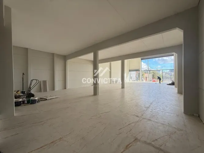Sala/Loja Comercial com Mezanino no São Pelegrino,próximo ao Parque Cinquentenário.
