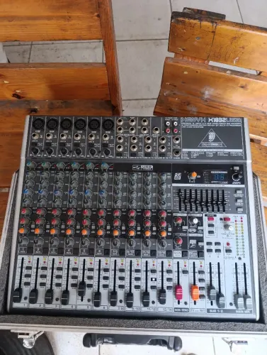Mesa  behringer 1832 top já com case incluso 