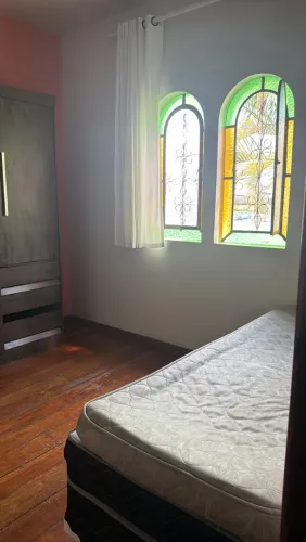 Alugo quarto para moças em Casa de Família