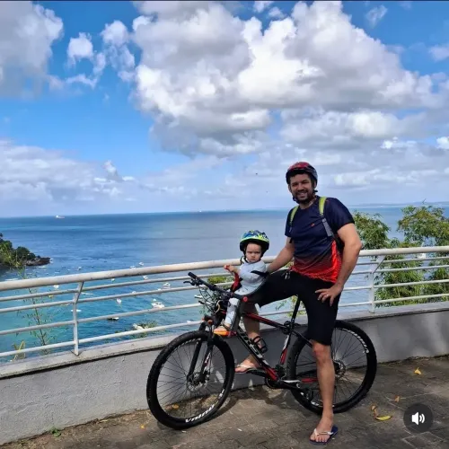 Biscicleta first com câmbios dianteiro e traseiro shimano.  Quadro 17 aro 29