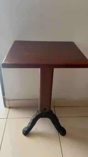 Mesa de madeira com base de ferro fundido