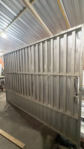 Portão em alumínio de correr fosco