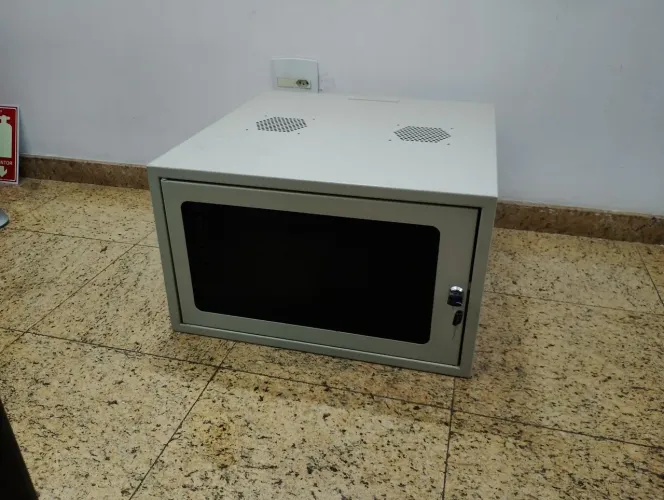 Rack de parede 4U com porta de vidro e chave