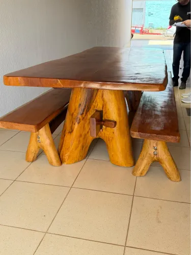 Mesa com os bancos de madeira