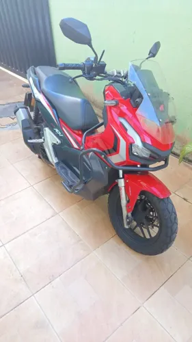 Vendo Moto Honda ADV 150 Vermelha 2022/2023 - 55.000km - Único Dono - Pneus novos!!!