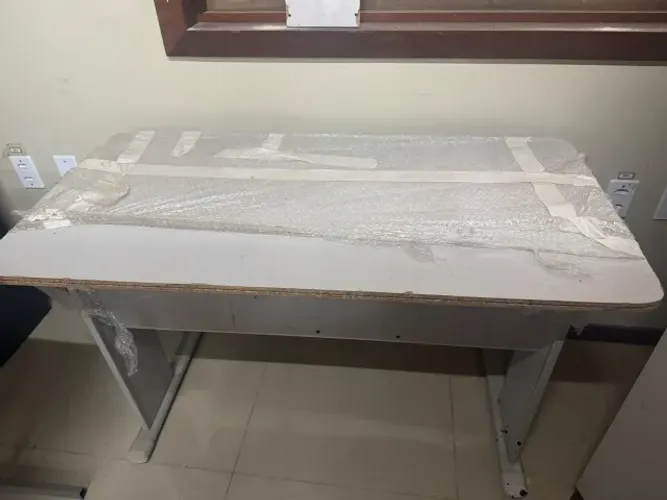MESA DE ESRITÓRIO SEM GAVETA COM DETALHES DE USO