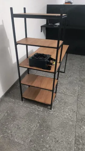 Escrivaninha estilo industrial com prateleiras